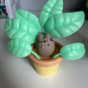 Pusheen blomkruka figurine - Är cirka 13cm lång 