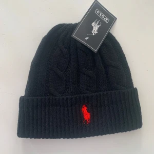 Svart Ny mössa från Polo Ralph Lauren - Svart mössa från Ralph Lauren. Klassisk och stilren design som passar till det mesta. Mjuk och varm.