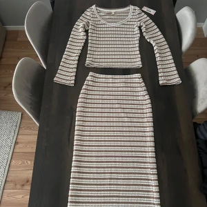 Set från Nelly - Säljer detta superfina set från Nelly. Toppen har prislappen kvar💕 Kjolen har inte prislappen kvar men är ändå helt oanvänd🌼 Det är storlek S på båda delarna, skulle säga att det passar S/M eftersom tyget är stretchigt💖  Kolla gärna mina andra annonser💕🌼