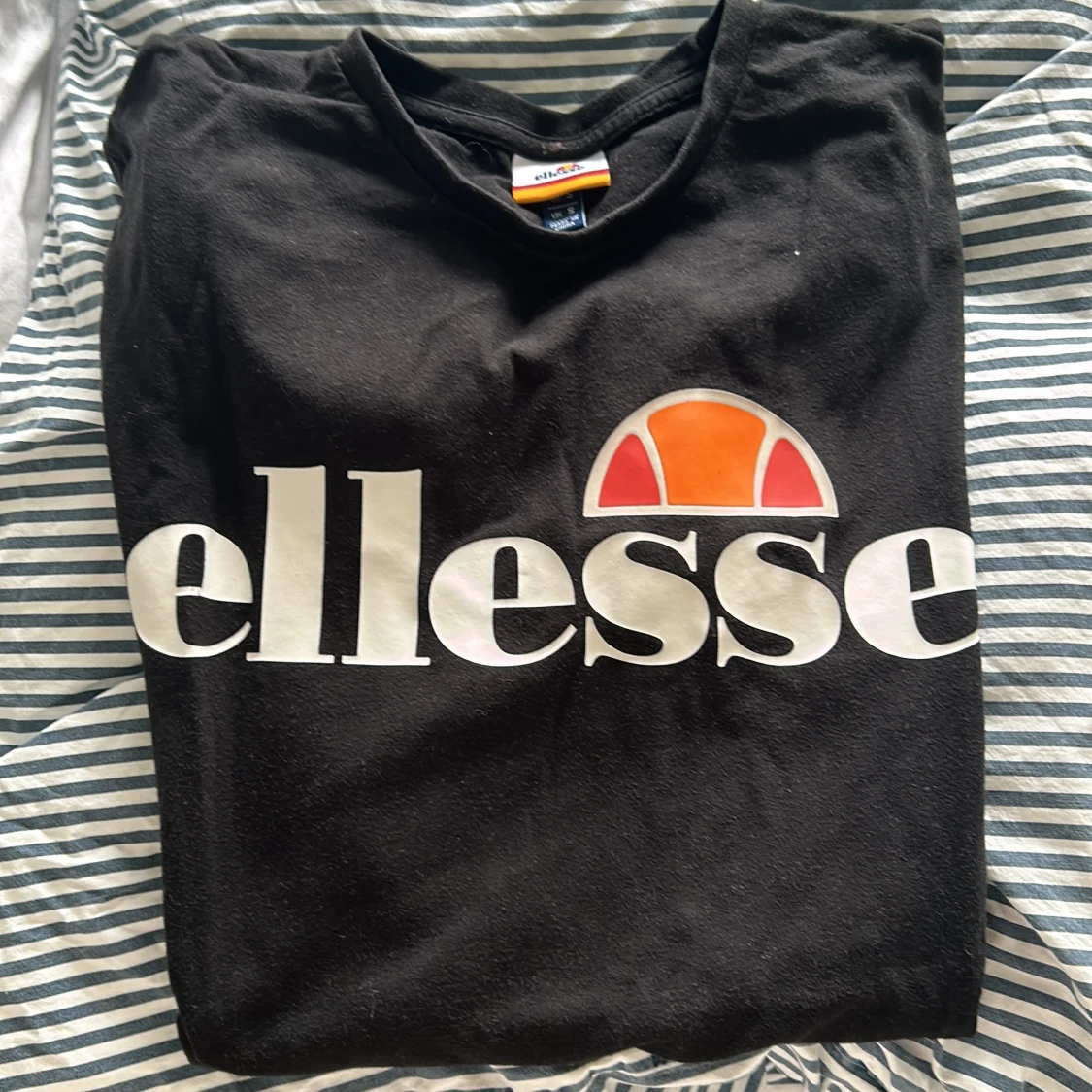 Svart t-shirt från Ellesse