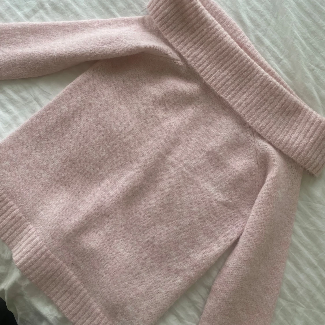 Of shoulder stickadtröja