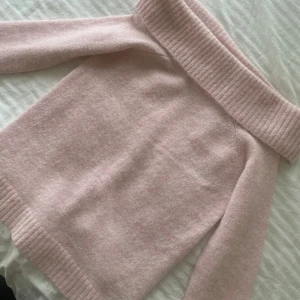 Of shoulder stickadtröja - Of shoulder stickadtröja i rosa, super gullig🩷Från Gina Young