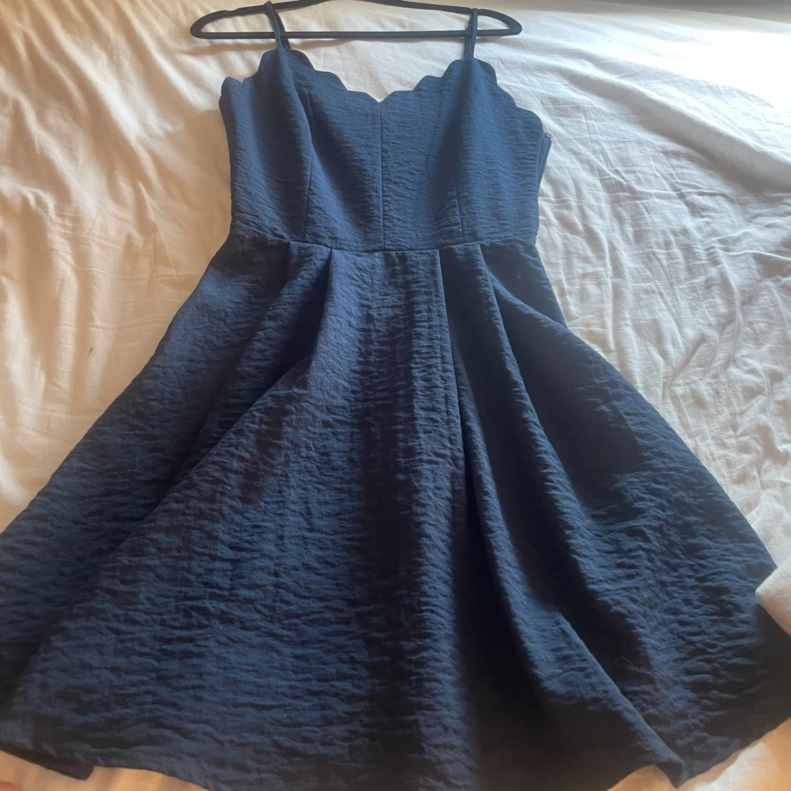 Marinblå klänning med vågig urringning - 2