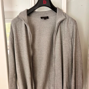 Hel zip  - Skön och snygg helzip som passar alla årstider och alla tillfällen 