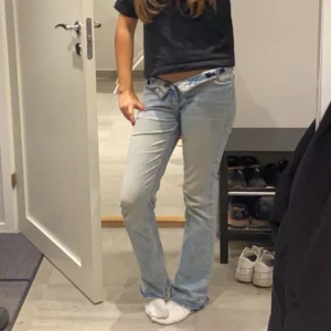 Ljusblå jeans  - Säljer ett par ljusblå jeans som är bootcut. Säljer då de inte kommer till användning. De är midwaist men man kan vika ner dom som jag gjort på första bilden. Har även gjort egna hål och sprättat upp längst ner. Hör av er vid frågor😊