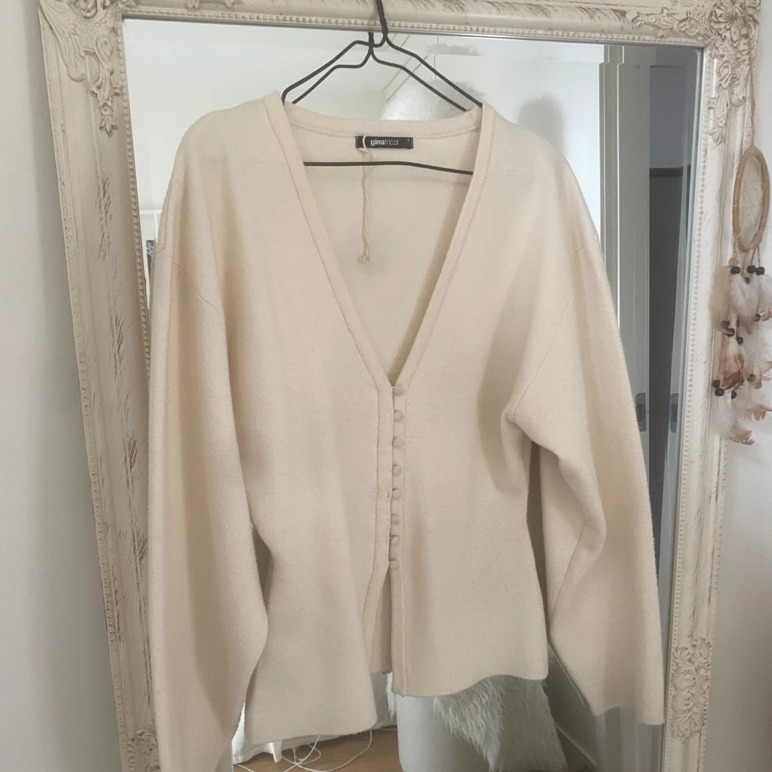 Krämvit kofta med knappar från Gina Tricot - 1
