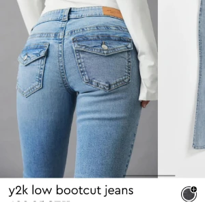 Y2K bootcut jeans i ljusblå denim - Säljer ett par ljusblå bootcut jeans med låg midja och klassiska fickor med lock bak. Jeansen har en snygg Y2K-vibe och är perfekta för dig som gillar retrostilen. De är i stretchig denim och har en klassisk femficksdesign.