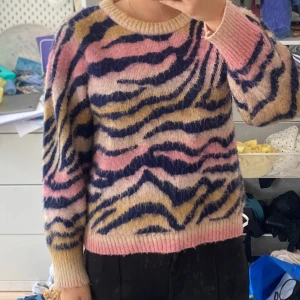 Zebramönstrad stickad tröja i rosa och blått - Säljer en mysig stickad tröja med zebramönster i rosa, blått och beige💕