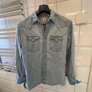 Jeansskjorta - En snygg skjorta från Levis. Knappt använd. Passar perfekt som overshirt. 