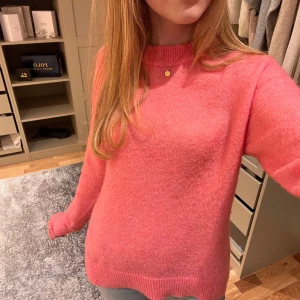 rosa stickad tröja💓💓 - jätte fin rosa stickad tröja från H&M men finns inte att köpa längre, den är i super bra skick och ja köpte den av en tjej här på plick!❤️den är i storlek S men passar nog M med. pris kan diskuteras!!