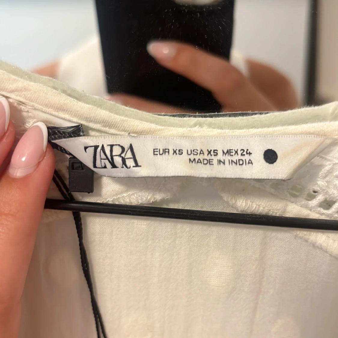 Vit klänning med spetsdetaljer från Zara - 1