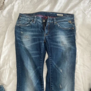 Jeans ifrån Replay - Blåa jeans ifrån Replay i storlek 28/32W med rak passform. Använd varsamt. säljer då dem inte kommer till användning.🥰💞