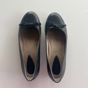 Ballerinaskor - Svarta matta ballerinaskor från Ecco.  Sparsamt använda, enda defekten är en repa på högra skon (se sista bilden) men det är inget som syns särskilt mycket.   Kolla gärna in mina andra annonser, vill bli av med allt och erbjuder paketpris vid köp av bundle!                             Just nu finns det gratis frakt, kontakta mig för mer info!