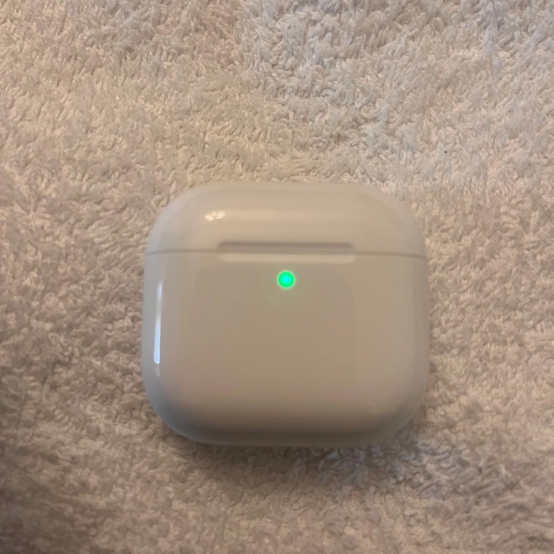 Vit laddningsetui till trådlösa hörlurar - 4