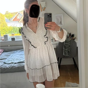Klänning från Zara - Söt vit sommarklänning från Zara. Kontakta vid frågor!❤️