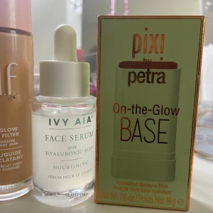 Glow foundation, ansiktsserum och fuktstick från e.l.f., Ivy Aia och Pixi - Elf halo glow använd 1 gång, inte min färg. Ivy ai Aldrig använd. Pixi bronzer använd 1 gång. Så alla är nästan helt oanvända. Säljer alla 3 för 250 kr. Ifall man vill köpa enskilt nån av dom 3 produkterna så kostar det 70 kr. 