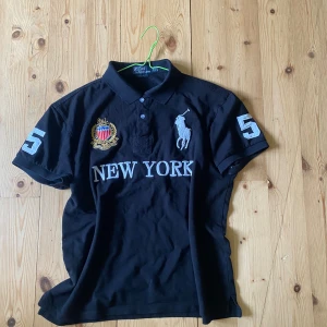 New york piké  - Tjena säljer denna feta newyork piké ifrån polo Ralph luren perfekt till sommaren . Det står att den är i storleken xl men den sitter mera som en l och ksk en taight m. Skriv för minsta lilla fråga . 