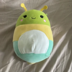 Larv squishmallow  - Säljer en larv squishmallow. Cirka 19 cm lång.