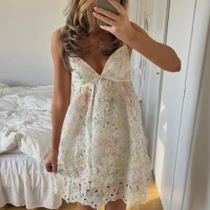 Mönstrad klänning - Så söt mönstrad klänning perfekt till sommaren 🌺Dom två första bilderna är lånade från hon jag köpte av 🥰