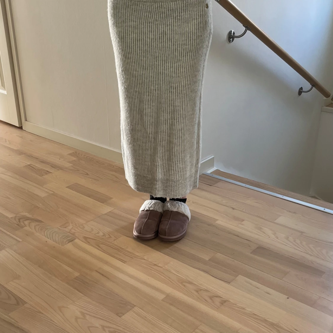 Ljusgrå stickad långkjol  - 1