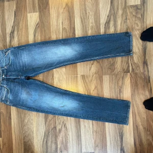Replay grover medium blue straight leg w33 l34 - Säljer ett par blåa jeans från Replay. Passformen är straight leg men lite åt de tightare hållet(precis perfekt) Jeansen har används 3-4 gånger. Dom har inga skador. Köpte jeansen för 1800kr. 