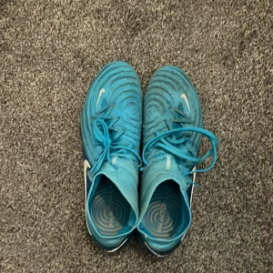 Nike phantom  - Säljer mina Nike phantom då dom inte passar riktigt på min fot men dom är i jätte bra skick. Dom är använda typ 5 gånger fast är som nya. Skriv vid funderingar😊 pris går att diskutera vid snabb affär 