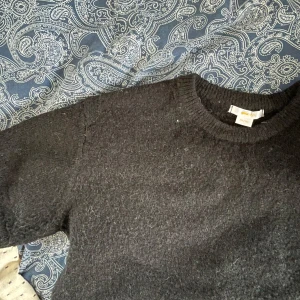 Stickad tröja  - Så snygg stickad T-shirts, knappt använd! Storlek 164. Passar xs!