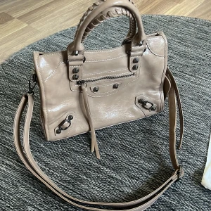 Väska med nitar  - Jättefin beige/khaki väska med snygga nitar💕Aldrig använd så i toppskick, pris kan diskuteras🙌