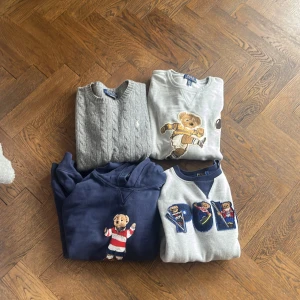 Tre sweatshirts och en hoodie med tryck Ralph Lauren  - Säljer en grå sweatshirt från Ralph Lauren med stora bokstäver 'POLO' framtill, dekorerade med broderade björnar i olika outfits. Tröjan har rund halsringning och muddar vid ärmslut och nederkant.En tröja för 300.Alla tillsammans minskar priset