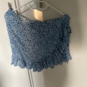 Blå kjol - Blå fin sommarkväll med blommor