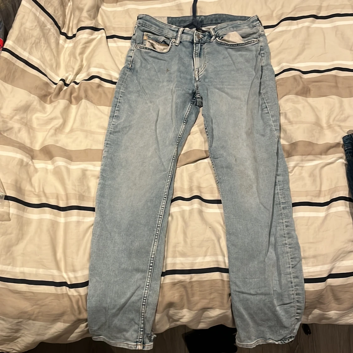 Ljusblå jeansbyxor från H&M