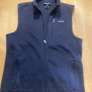 Patagonia Fleeceväst - Hej! Säljer nu en marinblå patagonia väst i bra skick (8/10). Inga fläckar eller hål men syns att den har används. Den är i storlek S och är true to size. Perfekt för sena sommarkvällar och skola. Tveka inte på att komma med frågor och prisförslag!😊 Mvh Otto.