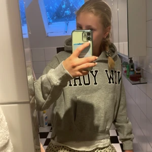 Grå hoodie med New York-tryck från Zara - Säljer en grå hoodie från Zara med stort svart och vitt 'NEW YORK'-tryck på bröstet. Tröjan har huva, ribbade muddar och en vit innerdel som sticker ut nedtill. Perfekt för en avslappnad stil. Skriv till mig om mer info! 💗💗
