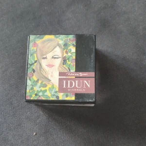 IDUN Minerals Matt Bronzer - Matt bronzer från IDUN Minerals i en kompakt dosa med konstnärlig design på locket. Perfekt för att ge ansiktet en solkysst look. Innehåller 3,8 g puder och är lätt att applicera för en naturlig finish.