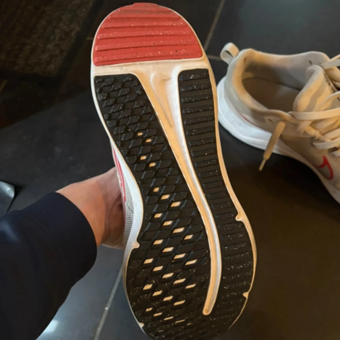 Vita Nike sneakers med röd swoosh - 3