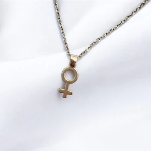 Feminist Halsband med kvinnosymbol i silver - Stilrent halsband med en kvinnosymbol som hänge. Kedjan är justerbar 40-45 cm och berlocken är ca 1,2 x 0,8 centimeter. Silverimitation. Kedjan är tunn och smidig, och hänget har en enkel, modern design. Perfekt för att lyfta din look med en subtil statement-accessoar. 10% av det här köpet ger jag till kvinnojouren Karlskrona. 