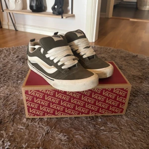 Vans Knu Skool  - Säljer ett par Vans Knu Skool i olivgrön, feta som fan men kan inte matcha dom me nåra bra outfits därför jag säljer. Skick 8/10, använda 4-5 gånger. Perfekta för dig som gillar streetwear och skate. Bara att höra av sig ifall intresserad!