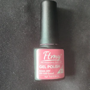 Rosa gelnagellack från Ftmy - Säljer ett rosa gelnagellack från Ftmy, perfekt för dig som vill ha snygga och hållbara naglar. Lacket är UV/LED-härdat och kommer i en liten flaska på 7 ml med penselapplikator. Färgkod 01.