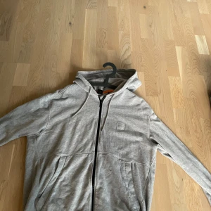  Hugo boss zip hoodie - En riktigt skön zip Hoodie från Hugo boss den har ett litet hål men inget man märker 