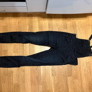 Svarta ridbyxor från Mountain Horse - Säljer ett par svarta ridbyxor från Mountain Horse i storlek M. Byxorna har hög midja, klassisk femficksdesign och är tillverkade i ett slitstarkt material som passar perfekt för ridning.