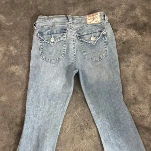 True Religion Jeans - Säljer nu mina true religion jeans då de är för stora. De är i Becca midrise bootcut modellen i storlek 28 och passar mig i längden som är 174cm. De är i väldigt bra skick, skriv om ni vill ha mer bilder eller liknande💕