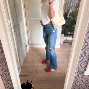 Blå bootcut jeans - Säljer ett par skitsnygga ”slitna” bootcut jeans som är perfekta till sommaren. Stl 36, passar mig som är 170 cm. En blandning av lågmidjade och medelhögmidjade. 