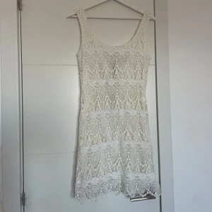 Strand klänning - Super fin ”spets” klänning från bershka i storlek M men den är liten så skulle mer säga Xs-S. 