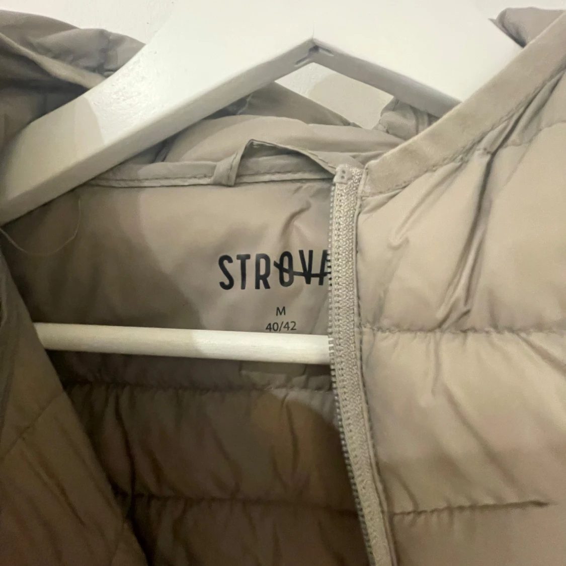 Beige pufferjacka från Strova - 1