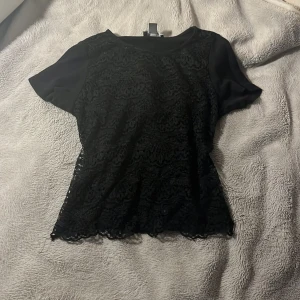 Svart kortärmad blus - Svart kortärmad blus från Primark i storlek M. (Köpare står för frakt)