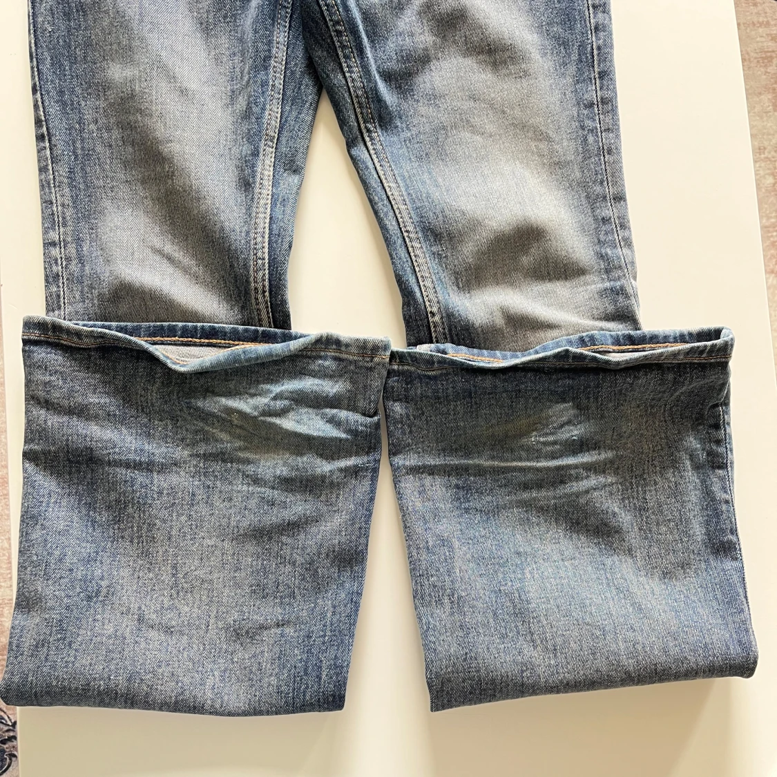 Blå bootcut jeans med slitningar - 2