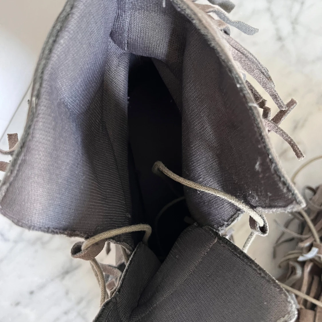 Grå mockaboots med fransar - 4