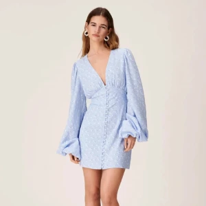 Ljusblå klänning från Adoore - Supersöt ljusblå klänning från Adoore med långa puffärmar. Endast använd en gång och ingen skada på varan. Passar mig som är storlek 36-38. Skriv för fler bilder!