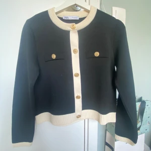 Classy kofta med guldknappar!! - Säljer en jätte fin svart Zara kofta med guldknappar och svalt material. Säljer pga kommer inte till användning💓 skriv för frågor!!