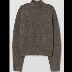 Brun stickad polotröja - Mysig brun stickad polotröja med lång ärm och hög hals. Perfekt för kyliga dagar och enkel att matcha med jeans eller kjol. Klassisk och stilren design som passar till många tillfällen. Storlek XS